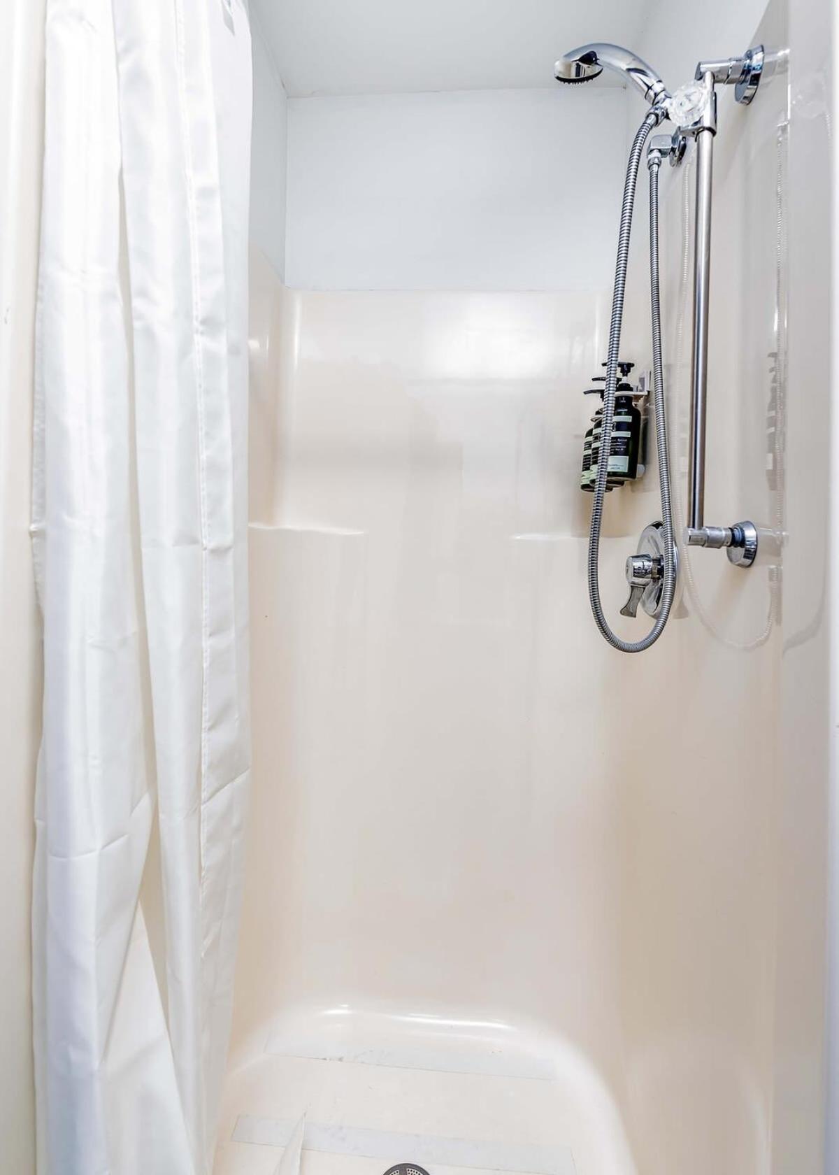 Cozysuites Cwe Stylish Queen With Microwave&Fridge Tower Grove Экстерьер фото